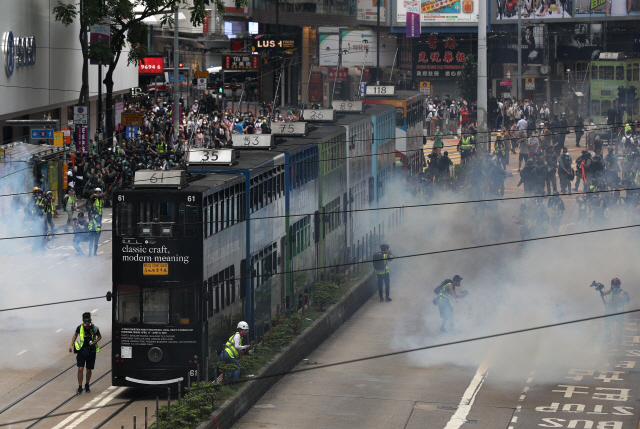 [사진] 다시 불붙은 홍콩시위…최루탄 등장