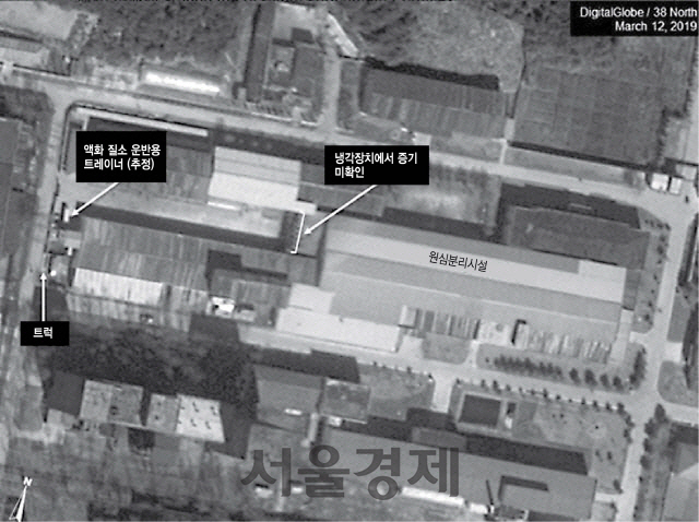 미국의 북한 전문매체 38노스가 지난해 6월 5일(현지시간) 상업용 위성사진을 분석한 결과 북한이 영변 핵시설의 우라늄 농축 공장을 가동한 정황이 포착됐다고 밝혔다. 이 매체는 단지 서쪽의 트레일러 차량으로 추정되는 물체가 액화질소 운반용 트레이너와 유사하다고 평가했다. 액화질소는 우라늄 농축 과정에서 냉각장치인 콜드트랩 가동 시 필요하다고 설명했다. /사진출처=38노스 홈페이지 캡처
