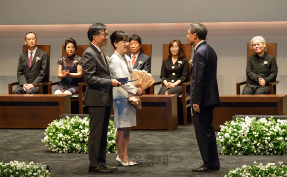 지난해 열린 호암상 시상식에서 마빈 천 미국 예일대 석좌교수가 호암과학상을 수상하고 있다. /사진제공=호암재단
