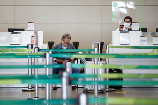 24일(현지시간) 브라질 수도 브라질리아 국제공항에 한 탑승객이 앉아 있다. /브라질리아=로이터연합뉴스