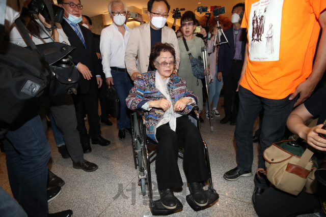 25일 대구 인터불고호텔에서 열린 기자회견에 참석한 일본군 위안부 피해자 이용수 할머니가  정의기억연대 문제와 관련해 두번째 기자회견을 하고 있다./대구=이호재기자. 2020.05.25