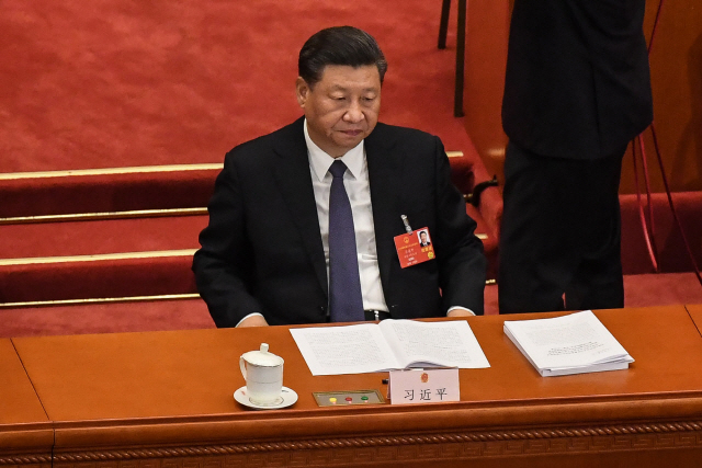 시진핑 중국 국가주석이 22일(현지시간) 베이징 인민대회당에서 개막한 전국인민대표대회 회의에 참석해 리커창 총리의 정부공작보고를 듣고 있다. /베이징=AFP연합뉴스