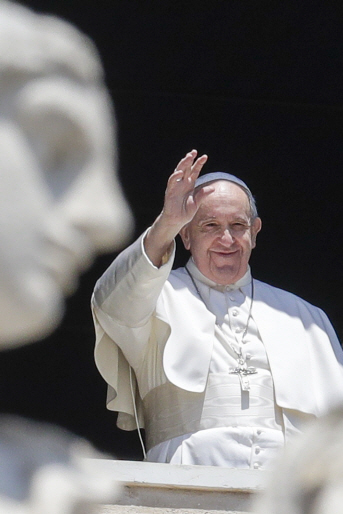 [사진] 교황, 석달만에 주일삼종기도 주례