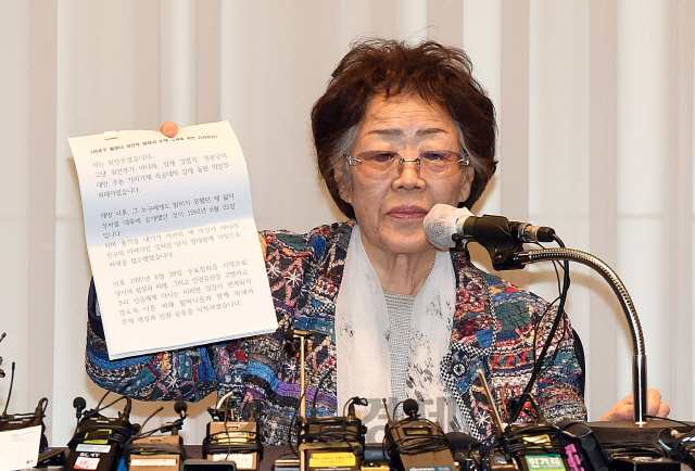 25일 대구 인터불고호텔에서 열린 기자회견에 참석한 일본군 위안부 피해자 이용수 할머니가  정의기억연대 문제와 관련해 두번째 기자회견을 하고 있다./대구=이호재기자. 2020.05.25