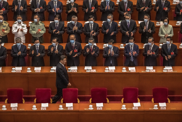 시진핑(앞줄) 중국 국가주석이 25일(현지시간) 베이징 인민대회당에서 열린 전국인민대표대회 제13기 3차 회의 2차 전체회의에 참석하기 위해 대표단의 박수를 받으며 회의장으로 들어서고 있다.  /베이징=AP연합뉴스