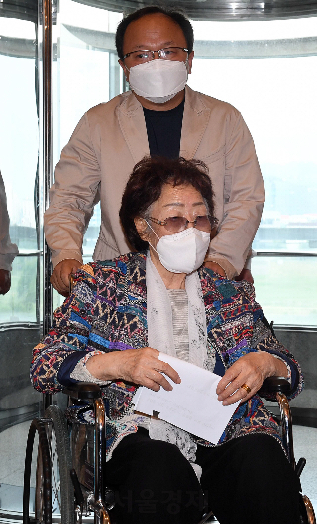 25일 대구 인터불고호텔에서 열린 기자회견에 참석한 일본군 위안부 피해자 이용수 할머니가  정의기억연대 문제와 관련해 두번째 기자회견을 하기위해 단상으로 향하고 있다./대구=이호재기자. 2020.05.25