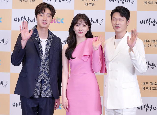 ‘야식남녀’의 배우 정일우, 강지영, 이학주가 제작발표회에 참석했다. / 사진=JTBC 제공
