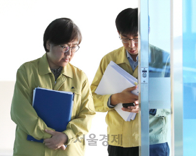 정은경(왼쪽) 중앙방역대책본부장(질병관리본부장) /연합뉴스