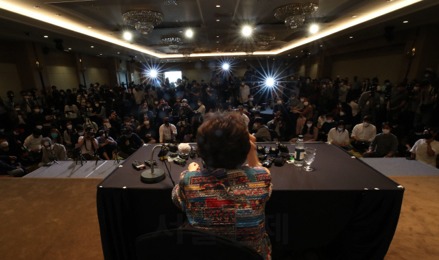 25일 대구 인터불고호텔에서 열린 기자회견에 참석한 일본군 위안부 피해자 이용수 할머니가 정의기억연대 문제와 관련해 두 번째 기자회견을 하고 있다./대구=이호재기자
