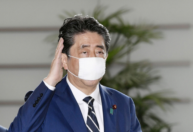 아베 신조 일본 총리가 25일 오전 마스크를 착용하고 일본 총리관저에 들어가고 있다./도쿄=교도연합뉴스