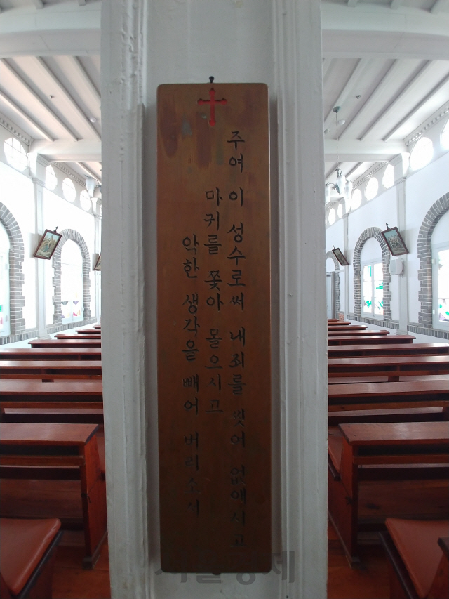 나바위성당은 정 가운데 기둥을 세워 남녀 신자들의 좌석을 구분해놓고 있다.