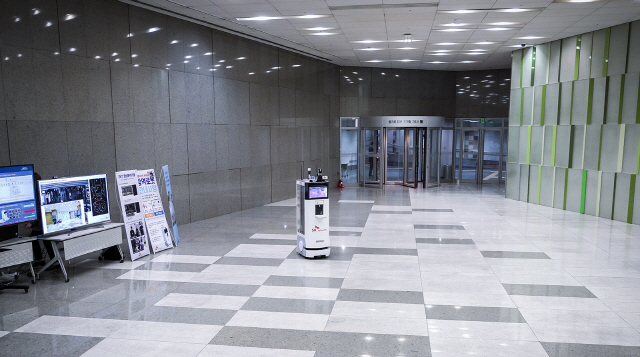 코로나19 방역로봇이 서울 중구 을지로 소재 SK텔레콤 본사에서 방역을 하고 있다./사진제공=SK텔레콤