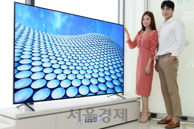 LG전자 모델들이 65형 화면에 8K 해상도를 구현한 나노셀 TV 신제품을 소개하고 있다. /사진제공=LG전자