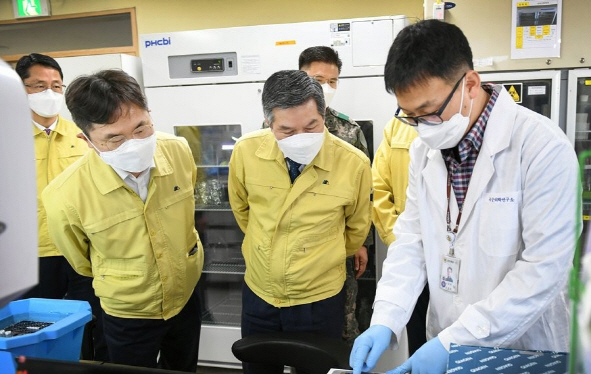 정경두 국방부 장관이 지난 3월 25일 대전에 있는 국군의학연구소를 방문해 감염병 신속 진단법 시연을 보고 있다.   /사진제공=국방부 제공