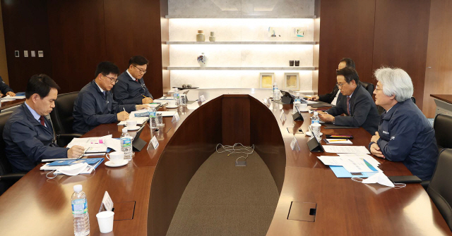 김태오(오른쪽 맨 앞줄) DGB금융그룹 회장과 숏리스트 후보 3인이 회의 중인 모습./사진제공=DGB금융