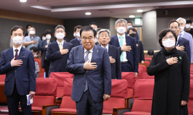 문희상 국회의장이 26일 오전 서울 여의도 국회 의원회관에서 열린 국회 미래연구원 개원 2주년 기념식에 참석해 국민의례 하고 있다. /연합뉴스