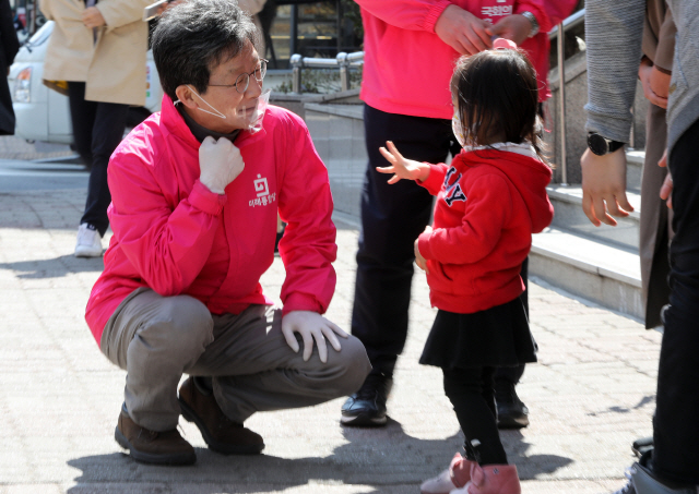 유승민 미래통합당 의원이 지난 4월3일 오후 덕양구 행신역 인근에서 만난 한 아이와 눈인사를 하고 있다./연합뉴스