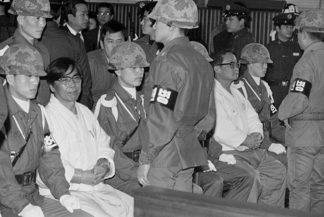 육군 계엄보통군법회의 법정에 출두, 헌병들의 엄중한 경계 속에 앉아 있는 김재규(왼쪽에서 두번째) 피고인. /연합뉴스