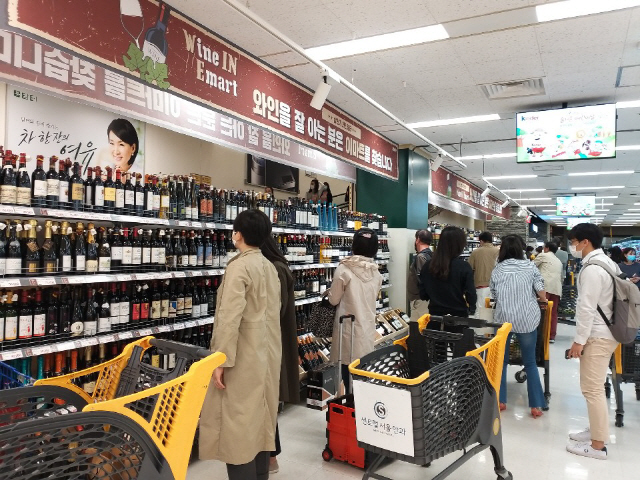 대규모 와인 할인 행사 ‘와인장터’가 시작된 지난 14일 이마트 용산점이 와인을 구매하려는 고객들로 붐비고 있다. /박민주기자