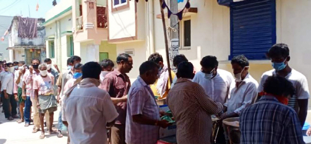 지난 5월14일(현지시간) 인도 비사카파트남에서 LG폴리머스 현지 지원단이 피해 지역 주민에게 음식을 제공하고 있다./사진제공=LG화학