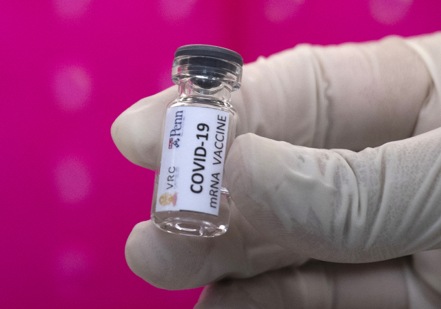 25일 태국 방콕 쭐랄롱꼰대학교가 운영하는 쭐랄 백신연구센터에서 한 연구자가 코로나19 백신 후보물질을 들어 보이고 있다. /방콕=AP연합뉴스