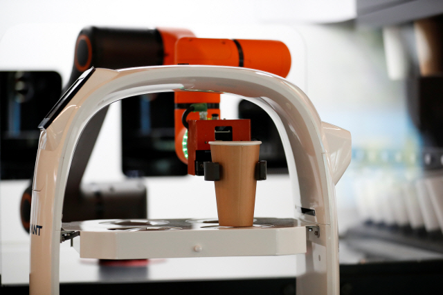 25일 대전의 한 카페에서 로봇 바리스타가 커피를 제조하고 있다./대전=로이터연합뉴스
