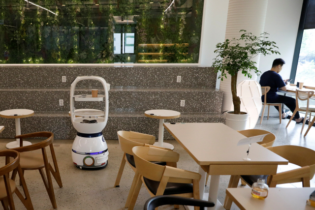 대전의 한 카페에 있는 로봇 바리스타./로이터연합뉴스