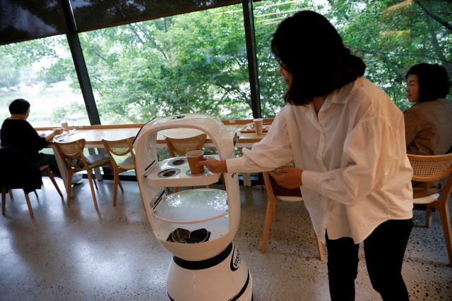 '7분만에 커피 6잔 뽑는다' 외신도 주목한 한국 로봇 바리스타