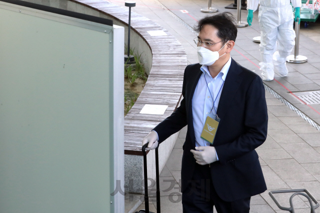 지난 19일 2박3일간의 중국 출장을 마치고 귀국한 이재용 삼성전자 부회장이 코로나19 진단검사를 위해 경기 김포에 마련된 임시생활시설에 들어서고 있다.    /이호재기자