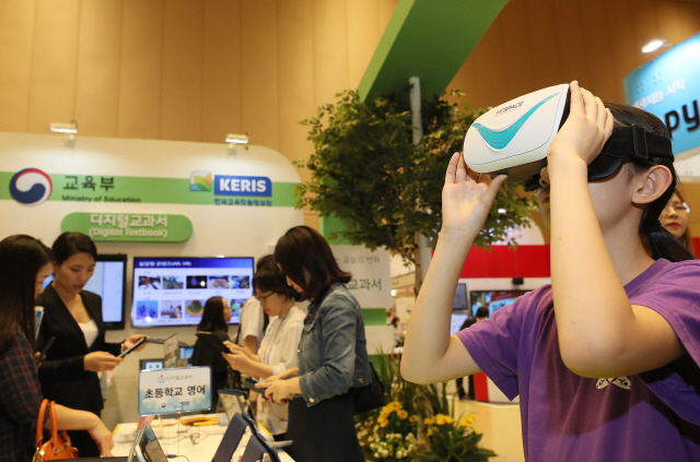 지난 2018년 9월 서울 강남구 코엑스에서 열린 2018 e러닝 코리아 국제 박람회를 찾은 어린이가 디지털 교과서를 VR 체험하고 있다. /연합뉴스