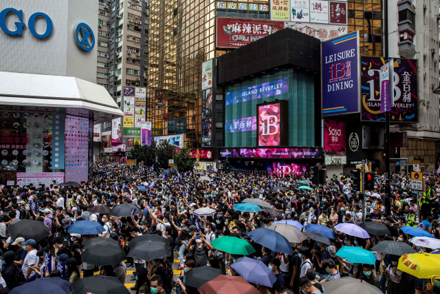 중국의 국가보안법 제정 움직임에 반발하는 홍콩 시민들이 24일 시위에 참여하기 위해 번화가인 코즈웨이베이를 가득 메우고 있다.  /홍콩=AFP연합뉴스
