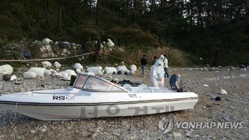 태안 의항리 해변에서 발견된 중국인 밀입국자가 타고 온 것으로 추정되는 소형 모터보트./연합뉴스