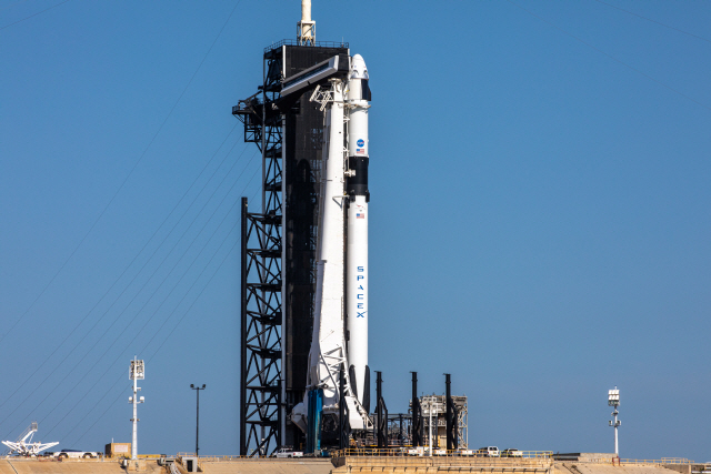 21일(현지시간) 미국 플로리다주 케네디우주센터에서 스페이스X의 팔콘9 로켓이 발사 준비를 하고 있다./케이프커내버럴=로이터연합뉴스