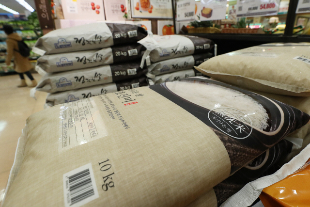 지난 3월 서울의 한 슈퍼마켓의 쌀 판매대에 쌀이 놓여져 있다. /연합뉴스