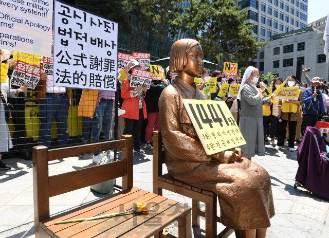 27일 서울 종로구 옛 일본대사관 앞에서 제1441차 일본 성노예제 문제해결을 위한 수요집회가 열리고 있다./권욱기자 2020.5.27