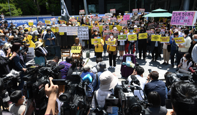 27일 서울 종로구 옛 일본대사관 앞에서 제1441차 일본 성노예제 문제해결을 위한 수요집회가 열리고 있다./권욱기자 2020.5.27