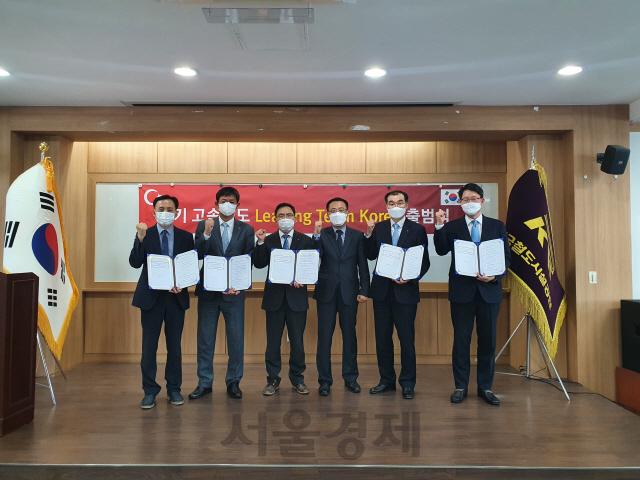 한국철도시설공단 전만경(사진 왼쪽에서 세번째) 부이사장과 리팅코리아 참여 국내 건설사 관계자들이 화이팅을 외치고 있다. 사진제공=한국철도시설공단