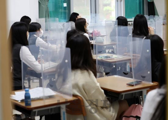 대전시 유성구 전민동 전민고등학교에서 학생들이 수업 준비를 하고 있다. /연합뉴스