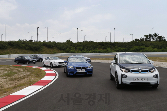 BMW의 다양한 차들이 인천 영종도 ‘BMW 드라이빙센터’의 트랙을 달리고 있다. /사진제공=BMW코리아