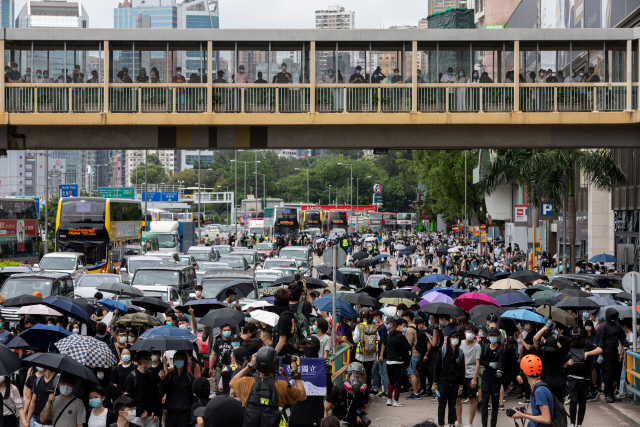 24일 홍콩에서 중국의 홍콩 국가보안법 제정에 반대하는 시민들이 우산을 쓰고 시위에 참여하고 있다./홍콩=EPA연합뉴스