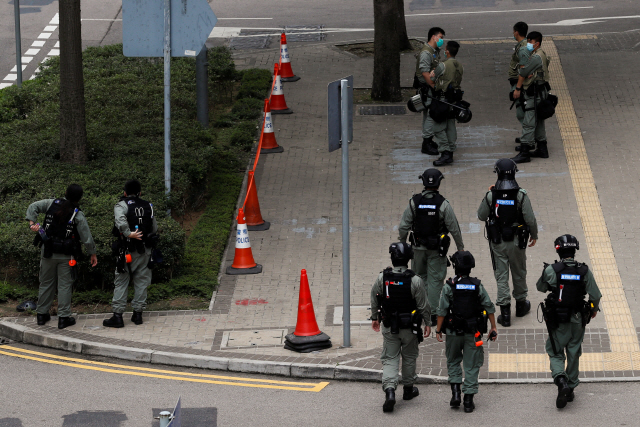 27일 홍콩에서 경찰들이 순찰을 돌고 있다./홍콩=로이터연합뉴스