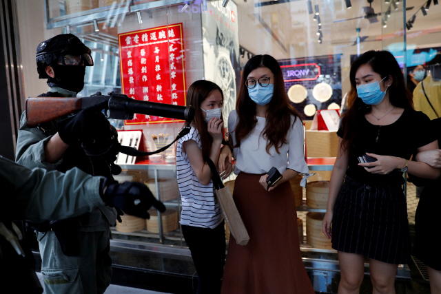 中 무력진압 위협에 홍콩시위 주춤