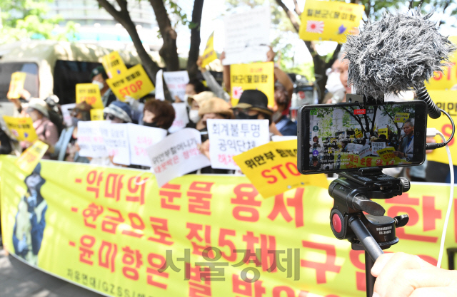 27일 종로구 주한일본대사관 앞에서 열린 '일본군 위안부 피해자 문제해결을 위한 정기 수요시위' 옆에서 극우단체 회원들이 더불어민주당 윤미향 당선인 규탄 시위를 벌이고 있다./권욱기자 2020.5.27