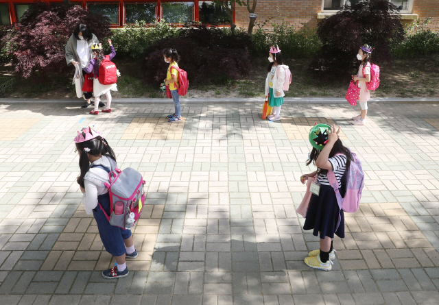 27일 오전 울산시 중구 다전초등학교에서 1학년 학생들이 학교에 들어가기 전 서로 거리를 둔 채 대기하고 있다. /울산=연합뉴스