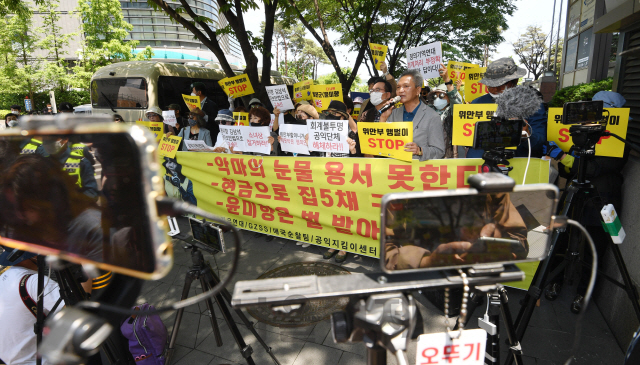 27일 종로구 주한일본대사관 앞에서 열린 '일본군 위안부 피해자 문제해결을 위한 정기 수요시위' 옆에서 극우단체 회원들이 더불어민주당 윤미향 당선인 규탄 시위를 벌이고 있다./권욱기자 2020.5.27