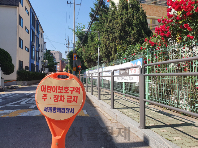 27일 서울 서초구 이수초 앞 통행로에 ‘어린이보호구역 주·정차 금지’ 안내판이 설치돼 있다. /김태영기자