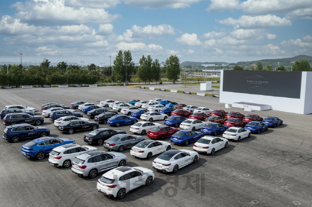 BMW 영종도 드라이빙 센터에 60개 차량이 정렬로 서있다.