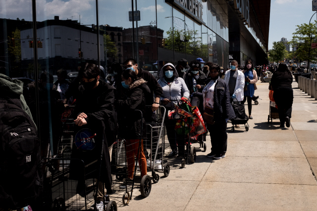 15일(현지시간) 미국 뉴욕에서 시민들이 기부음식을 받기 위해 줄을 서고 있다./EPA연합뉴스