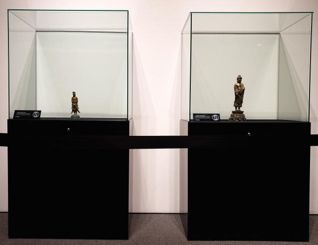27일 열린 케이옥션 경매에 출품된 보물 제284호 금동여래입상(오른쪽)과 보물 285호 금동보살입상. /조상인기자