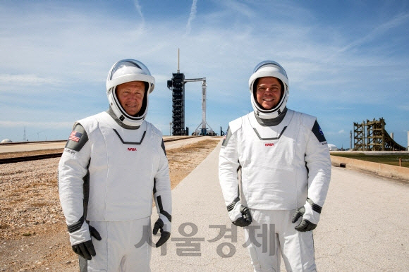 미국 항공우주국(NASA)의 우주 비행사인 더글러스 헐리(왼쪽)와 봅 벤켄이 27일(현지시간) 플로리다주 케네디센터에서 산뜻하고 날렵한 디자인의 우주복을 입고 리허설을 하다가 포즈를 취하고 있다. /NASA